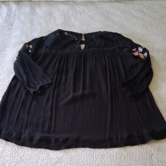 Elegant Black Floral Embroidered Blouse - Picture 6 of 6